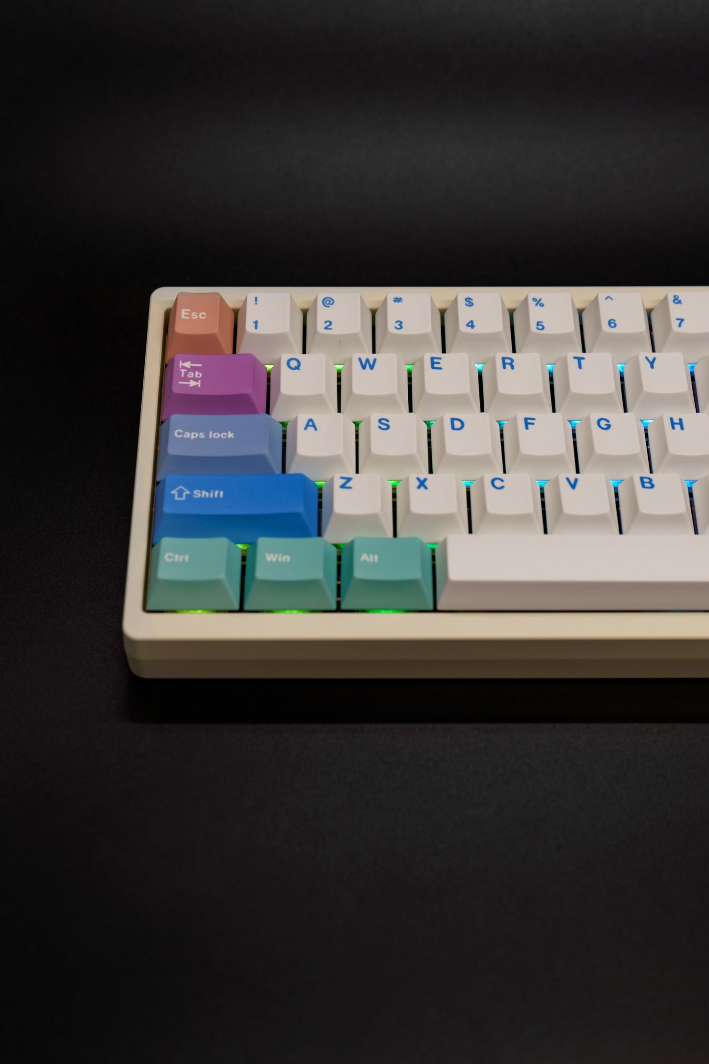 Cool-Toned Pastels Lucky65 V2 65% Алуминиева Механична Клавиатура (Jerrzi Brown тактилни)