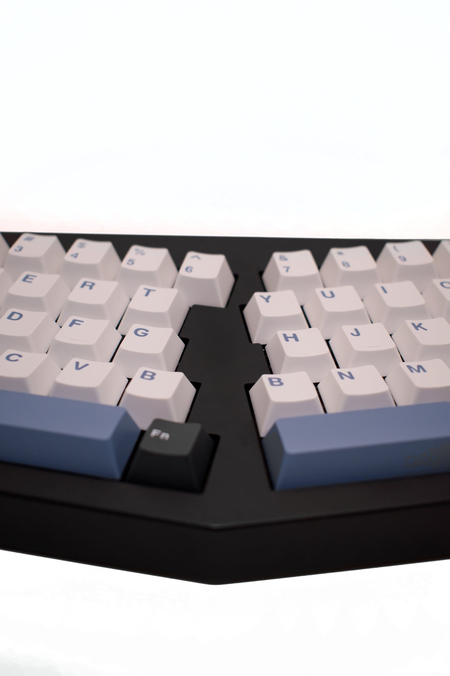 Cold as Ice CIDOO ABM066 Alice Layout Механична Клавиатура с Екран (VIA/QMK) - TypeHero