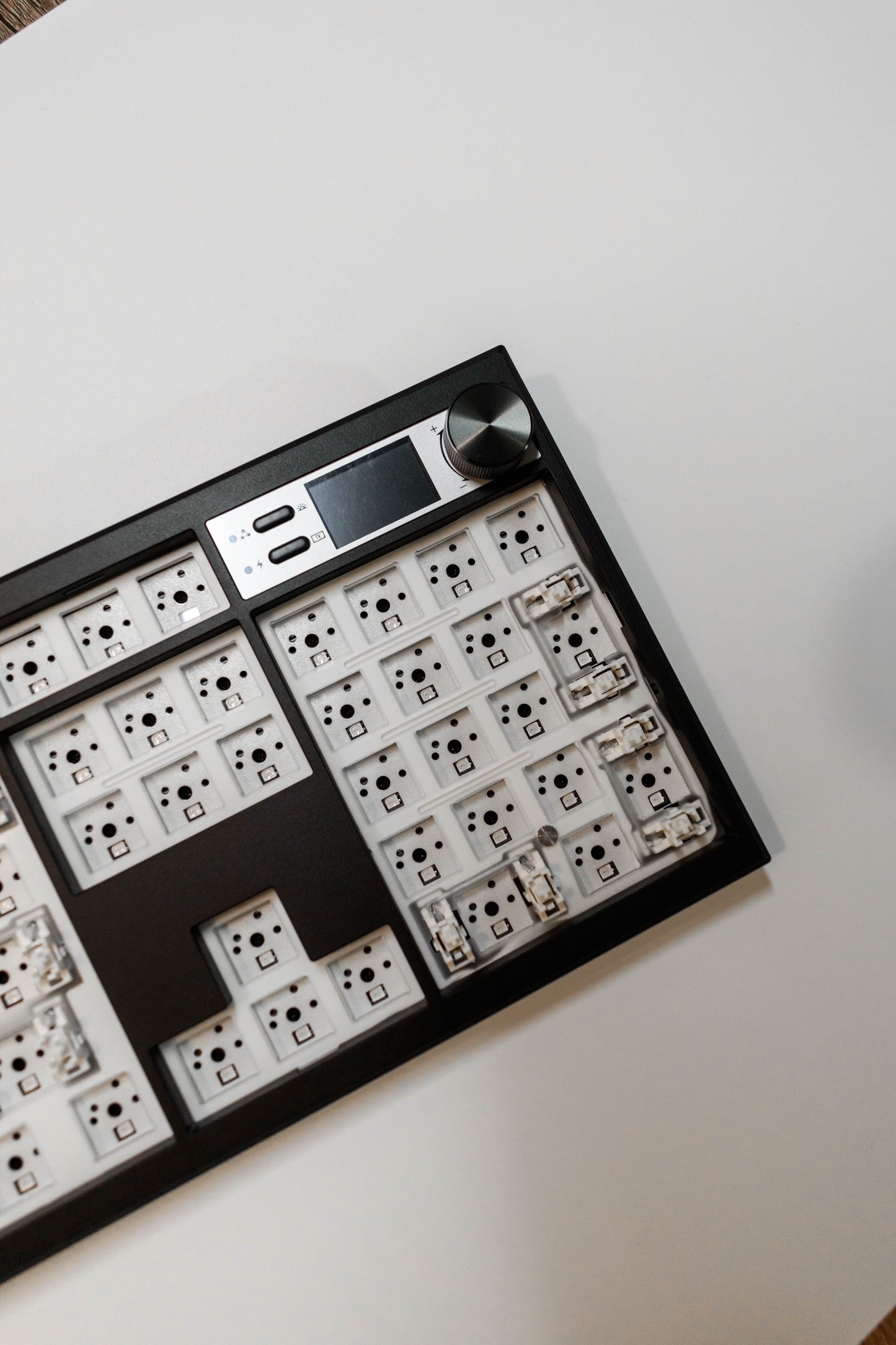 GMK104 Full Size 100% Механична Клавиатура с Копче за Регулиране на Звука и LCD Екран Основа (VIA) (Barebones) - TypeHero