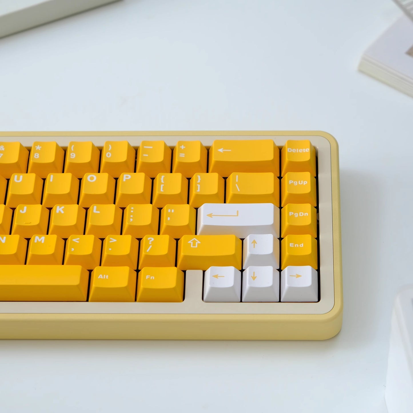White on Yellow/Orange ABS Doubleshot Keycaps Капачки за Механична Клавиатура 136 броя - TypeHero
