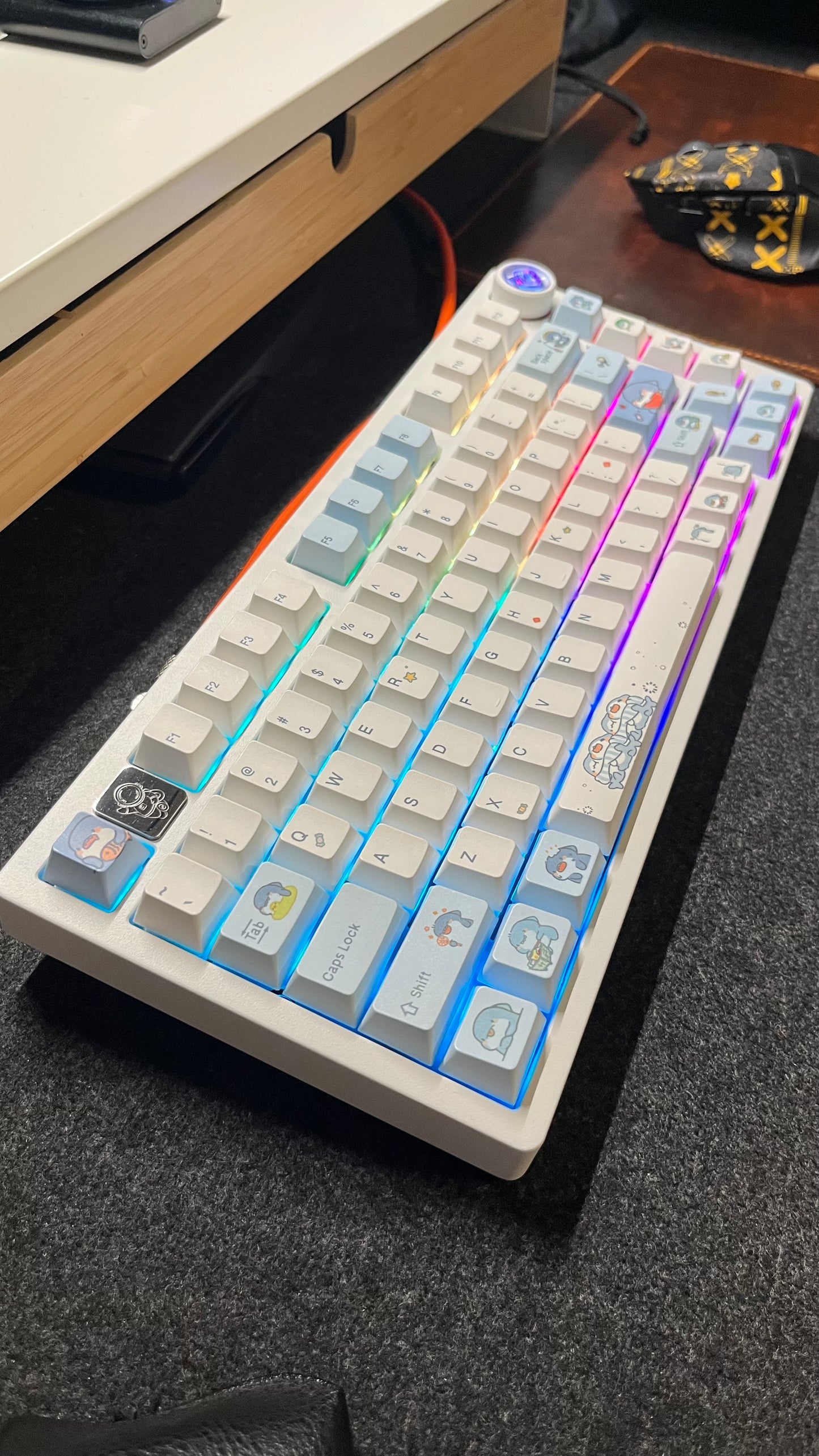 Cute Sharks Keyboard \ Leobog HI75, 75% Компактна Бяла Алуминиева Механична Клавиатура с алуминиево копче за регулиране на силата на звука (Pre-Built)