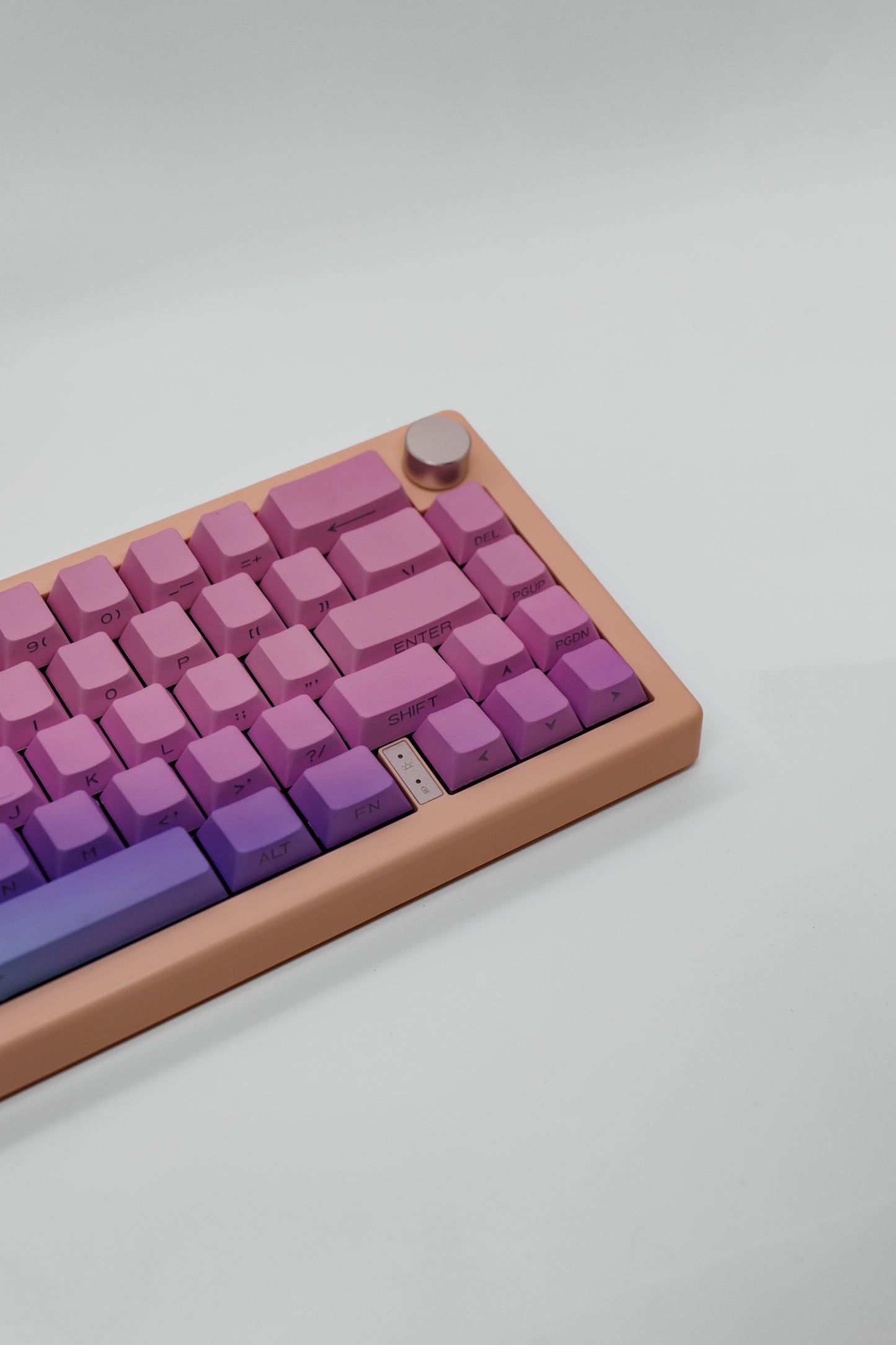 Pastel Rainbow GMK67 Custom Build Mechanical Keyboard with Volume Knob and Jerrzi Speed Silver Linear Switches Механична Клавиатура с Линейни Суичове и Копче за Регулаиране на Звука