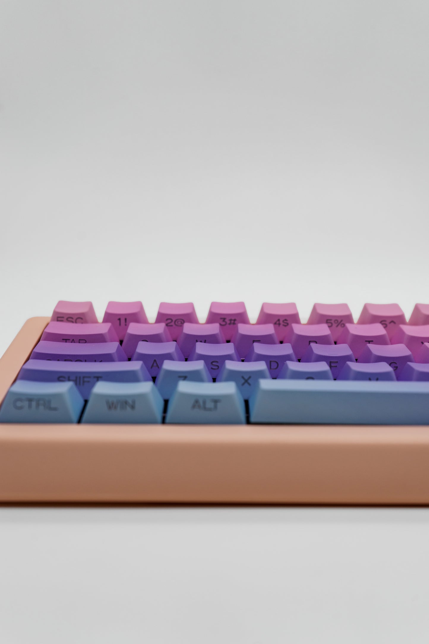 Pastel Rainbow GMK67 Custom Build Mechanical Keyboard with Volume Knob and Jerrzi Speed Silver Linear Switches Механична Клавиатура с Линейни Суичове и Копче за Регулаиране на Звука