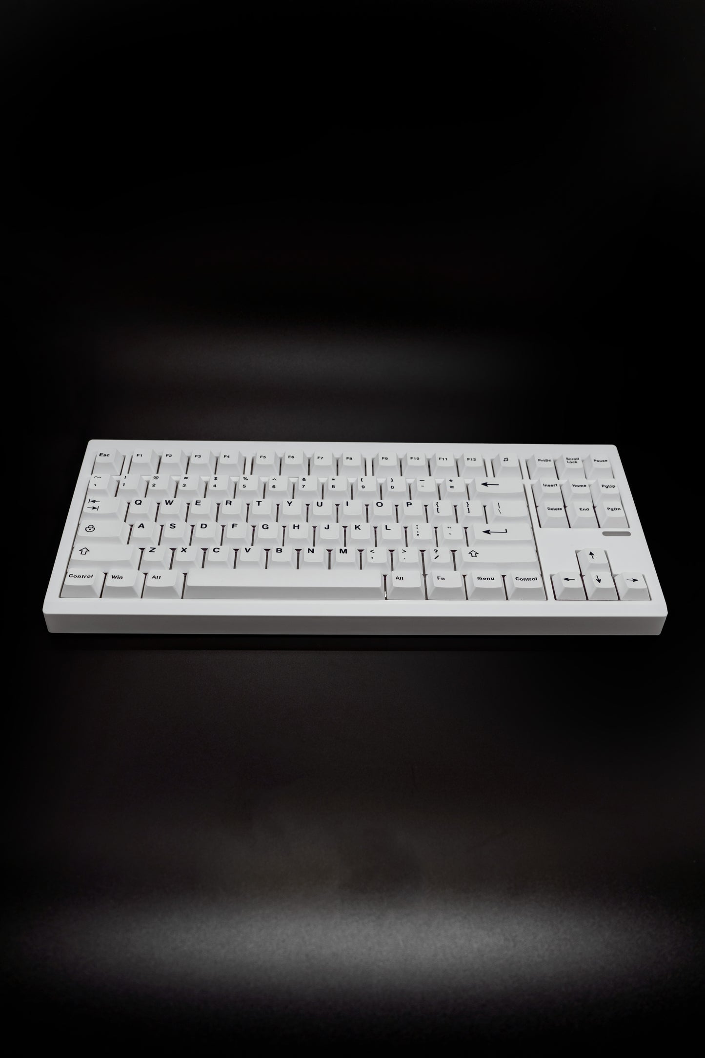 RetroType GMK87‑L Безжична механична клавиатура (тактилни Akko суичове)