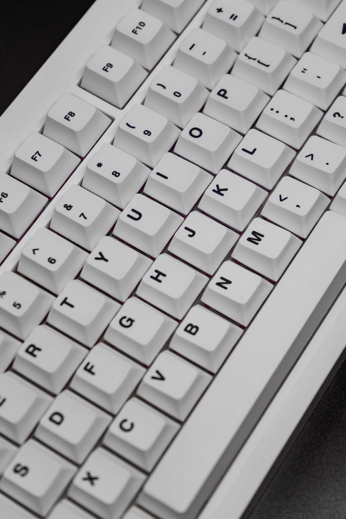 RetroType GMK87‑L Безжична механична клавиатура (тактилни Akko суичове)