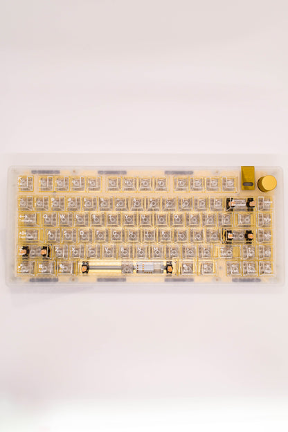 Glorious GMMK 3 75% Компактна Механична Клавиатура с Прозрачно-Златен дизайн и Алуминиево Копче за Регулиране на Звука (Custom Built) - TypeHero