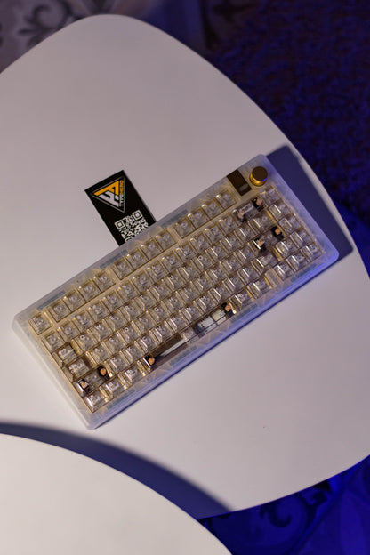 Glorious GMMK 3 75% Компактна Механична Клавиатура с Прозрачно-Златен дизайн и Алуминиево Копче за Регулиране на Звука (Custom Built) - TypeHero