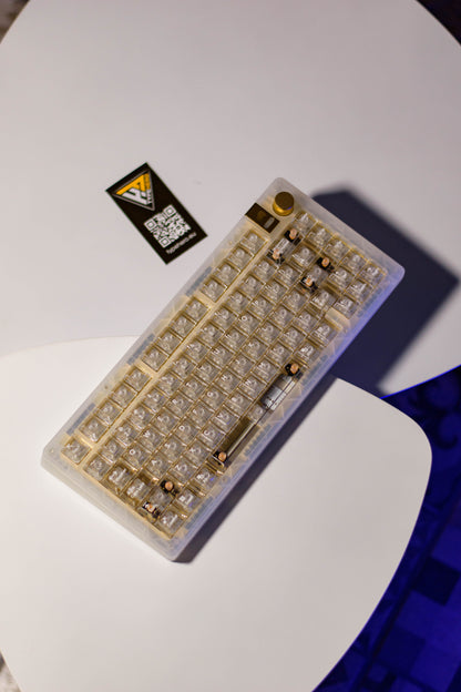Glorious GMMK 3 75% Компактна Механична Клавиатура с Прозрачно-Златен дизайн и Алуминиево Копче за Регулиране на Звука (Custom Built) - TypeHero