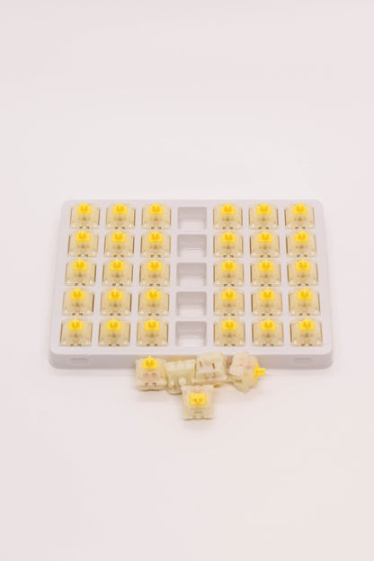 Gateron G Pro Milky Yellow (кутия х35 броя) Суичове за Механична Клавиатура 5-pin - TypeHero