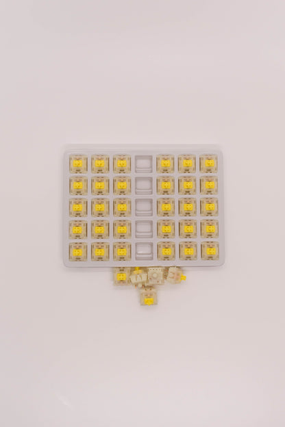 Gateron G Pro Milky Yellow (кутия х35 броя) Суичове за Механична Клавиатура 5-pin - TypeHero