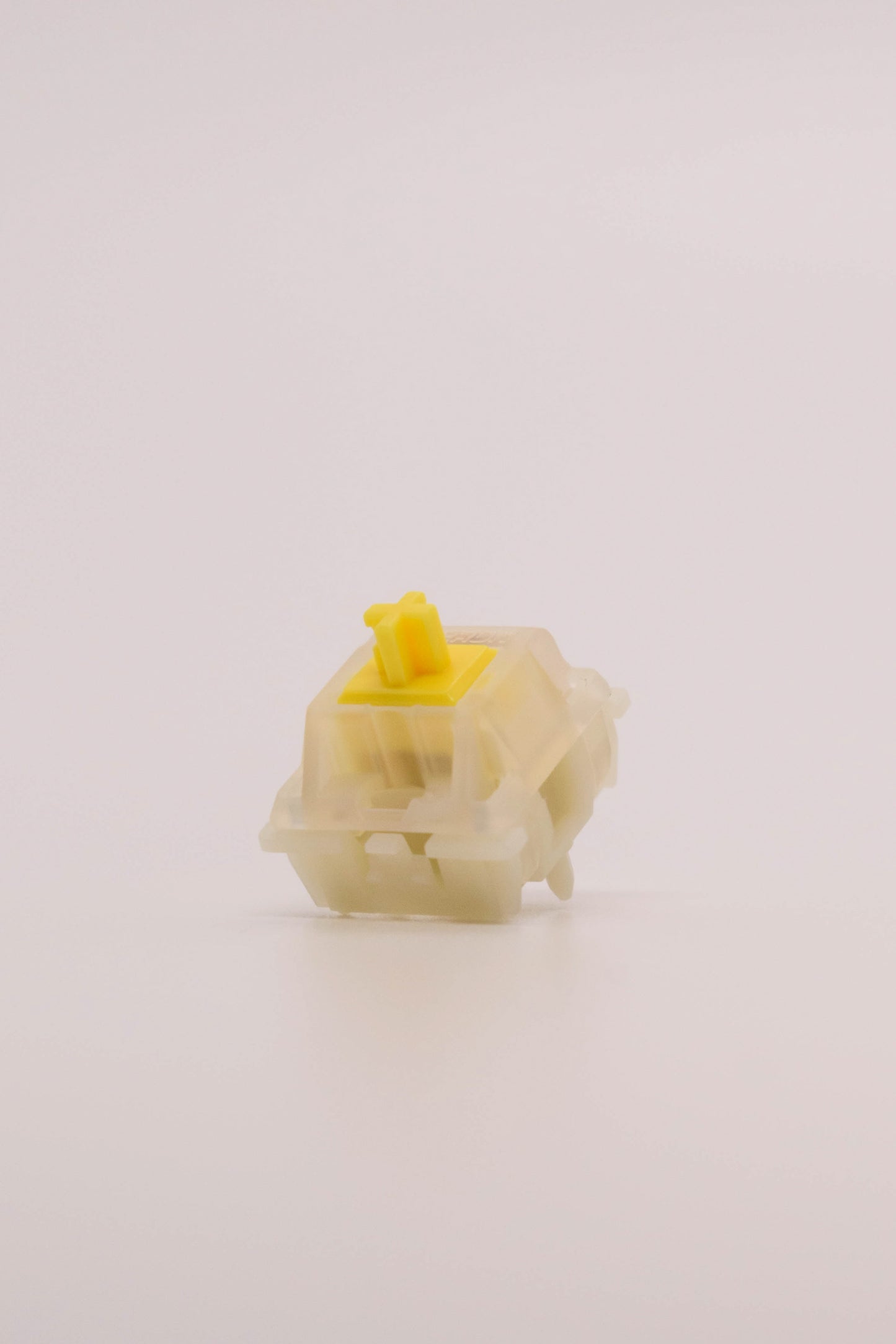 Gateron G Pro Milky Yellow (кутия х35 броя) Суичове за Механична Клавиатура 5-pin - TypeHero