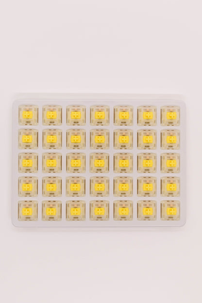Gateron G Pro Milky Yellow (кутия х35 броя) Суичове за Механична Клавиатура 5-pin - TypeHero