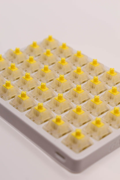 Gateron G Pro Milky Yellow (кутия х35 броя) Суичове за Механична Клавиатура 5-pin - TypeHero