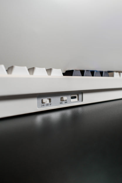 GMK104 Full Size 100% Механична Клавиатура с Копче за Регулиране на Звука и LCD Екран Основа (VIA) (Barebones) - TypeHero