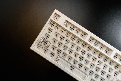 GMK104 Full Size 100% Механична Клавиатура с Копче за Регулиране на Звука и LCD Екран Основа (VIA) (Barebones) - TypeHero