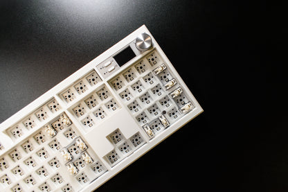 GMK104 Full Size 100% Механична Клавиатура с Копче за Регулиране на Звука и LCD Екран Основа (VIA) (Barebones) - TypeHero