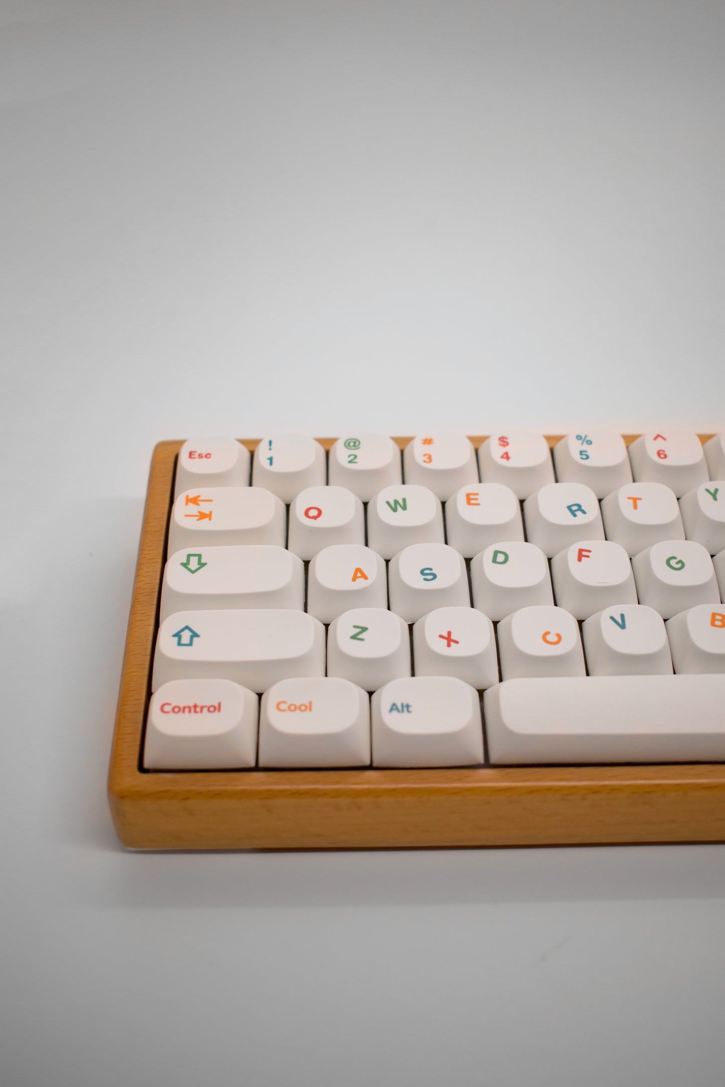 Shifted by Nature 60% Wooden Keyboard 64 Keys Fully Custom Built Механична Клавиатура с Кейс от Бук Изцяло Къстъм Сглобка (Custom Built)
