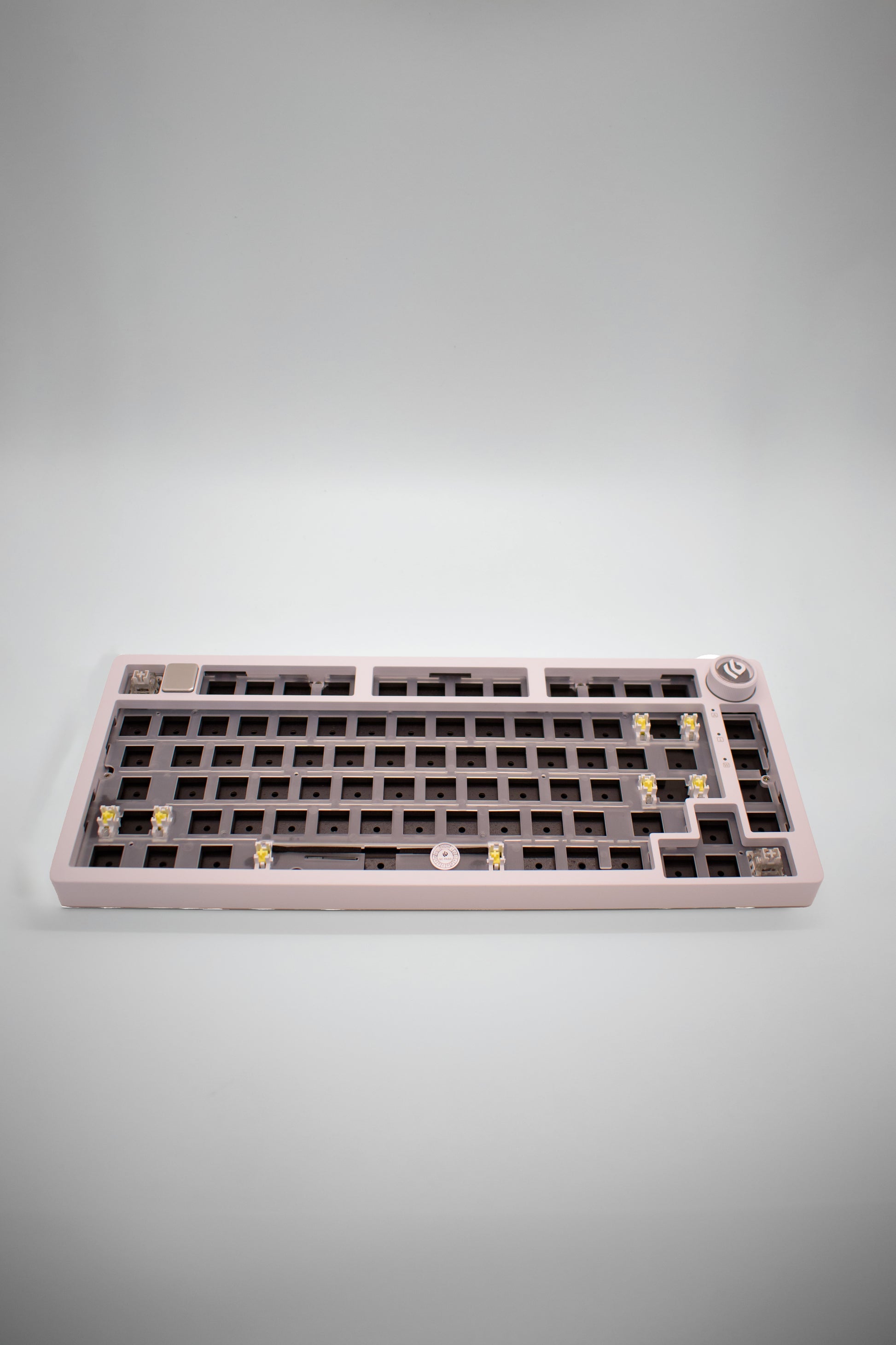 Leobog HI75C Pro, 75% Компактна Алуминиева Механична Клавиатура с Алуминиево Копче за Регулиране на Силата на Звука (Barebones) - TypeHero