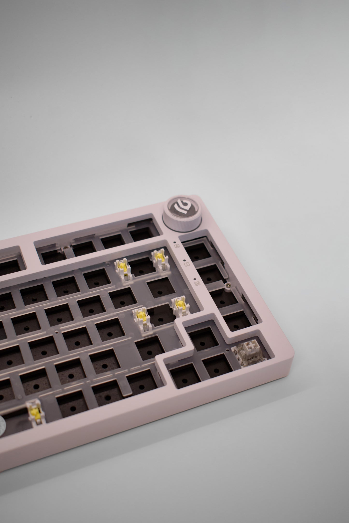 Leobog HI75C Pro, 75% Компактна Алуминиева Механична Клавиатура с Алуминиево Копче за Регулиране на Силата на Звука (Barebones) - TypeHero