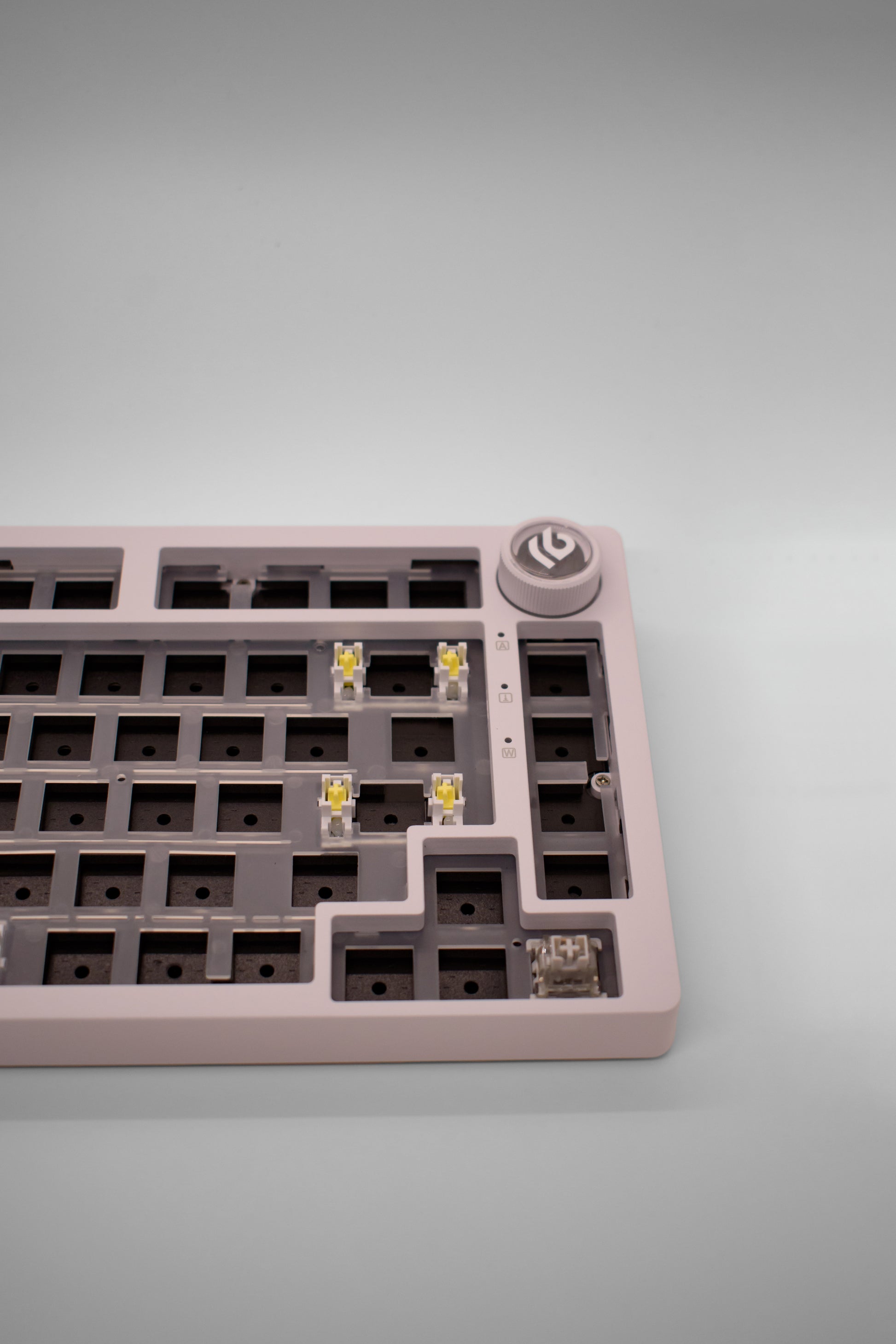 Leobog HI75C Pro, 75% Компактна Алуминиева Механична Клавиатура с Алуминиево Копче за Регулиране на Силата на Звука (Barebones) - TypeHero