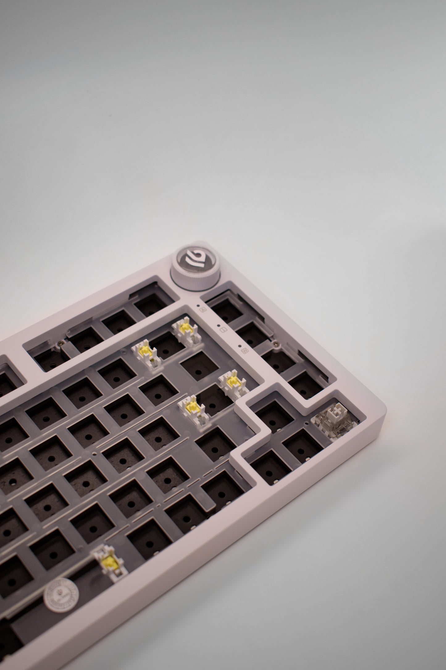 Leobog HI75C Pro, 75% Компактна Алуминиева Механична Клавиатура с Алуминиево Копче за Регулиране на Силата на Звука (Barebones) - TypeHero