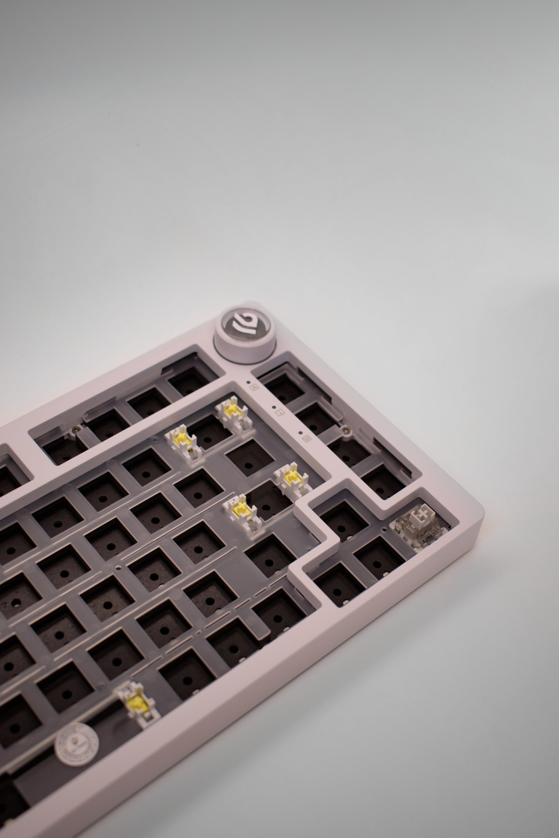 Leobog HI75C Pro, 75% Компактна Алуминиева Механична Клавиатура с Алуминиево Копче за Регулиране на Силата на Звука (Barebones) - TypeHero