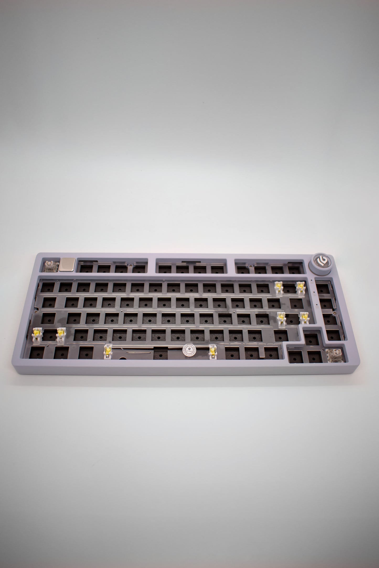 Leobog HI75C Pro, 75% Компактна Алуминиева Механична Клавиатура с Алуминиево Копче за Регулиране на Силата на Звука (Barebones) - TypeHero