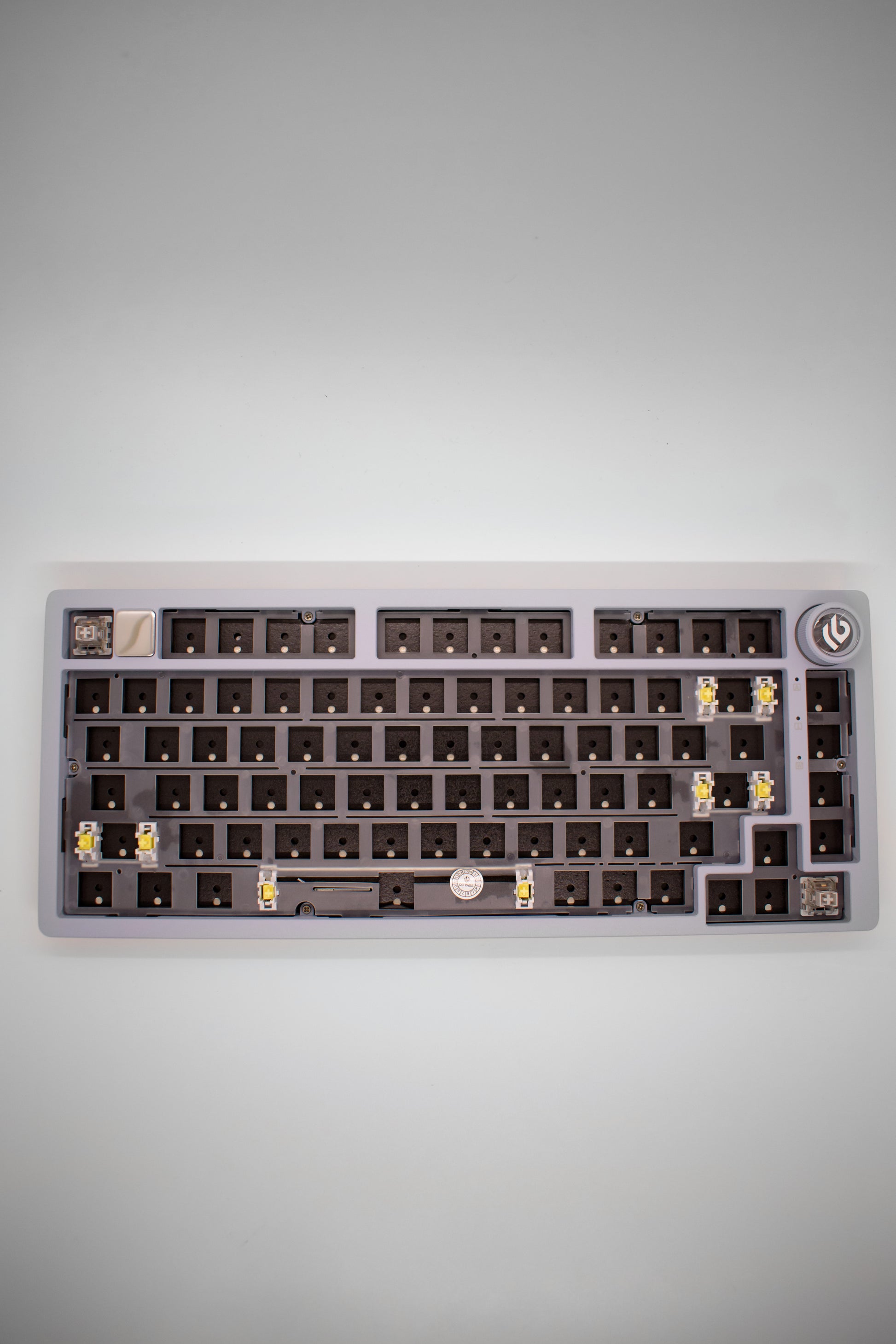 Leobog HI75C Pro, 75% Компактна Алуминиева Механична Клавиатура с Алуминиево Копче за Регулиране на Силата на Звука (Barebones) - TypeHero