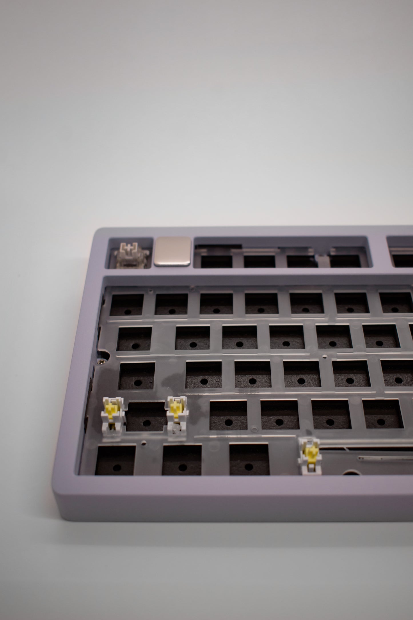 Leobog HI75C Pro, 75% Компактна Алуминиева Механична Клавиатура с Алуминиево Копче за Регулиране на Силата на Звука (Barebones) - TypeHero