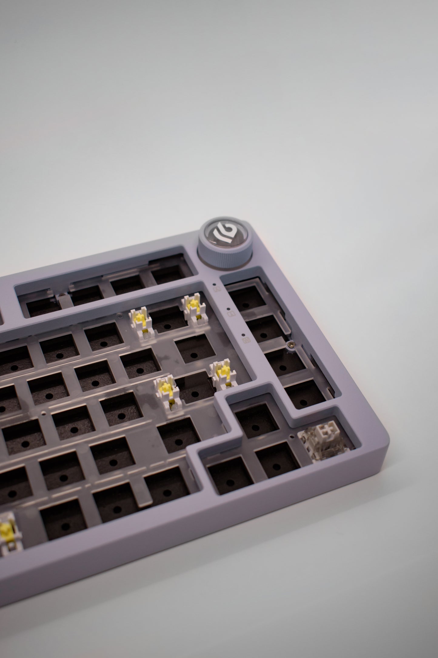 Leobog HI75C Pro, 75% Компактна Алуминиева Механична Клавиатура с Алуминиево Копче за Регулиране на Силата на Звука (Barebones) - TypeHero