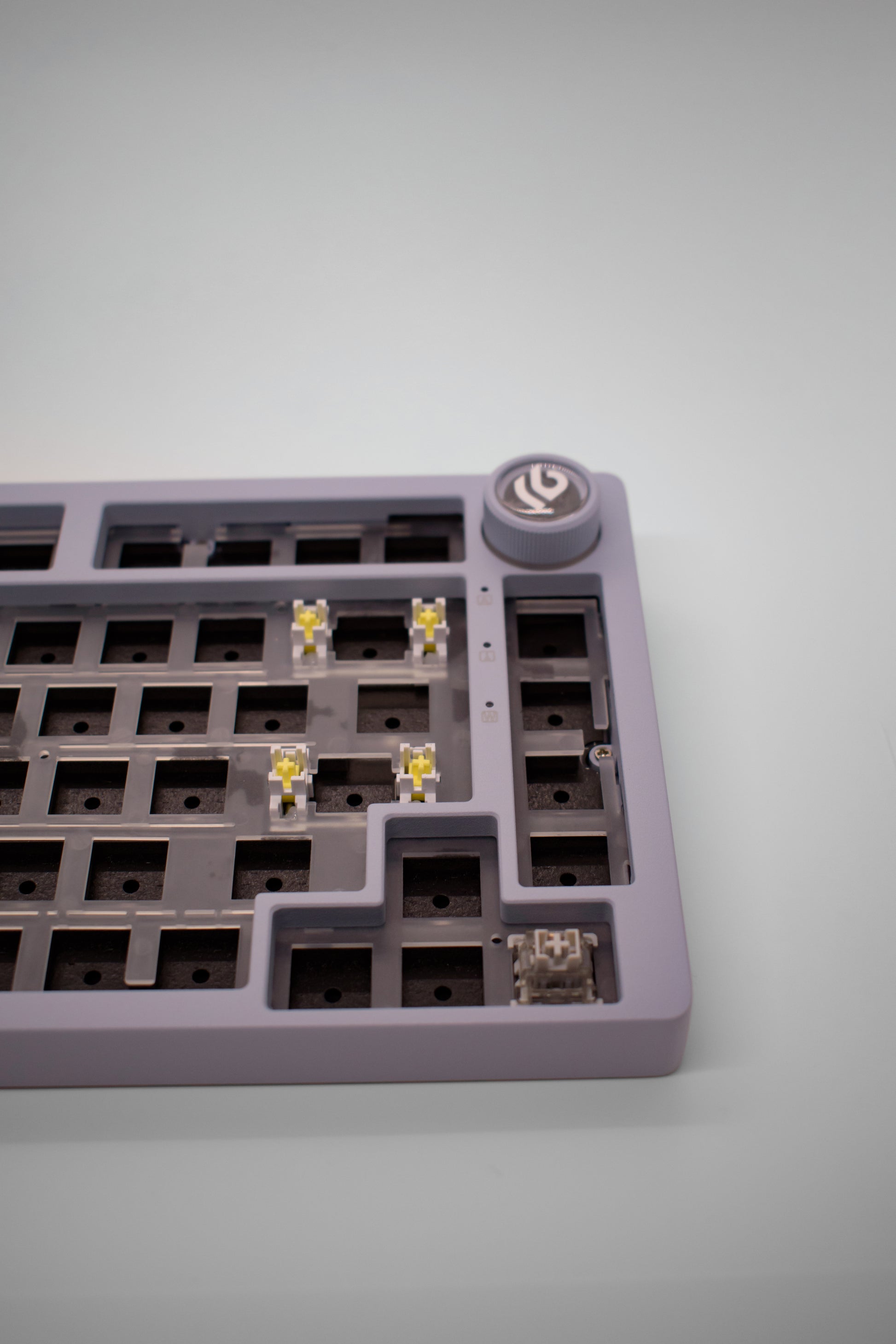 Leobog HI75C Pro, 75% Компактна Алуминиева Механична Клавиатура с Алуминиево Копче за Регулиране на Силата на Звука (Barebones) - TypeHero