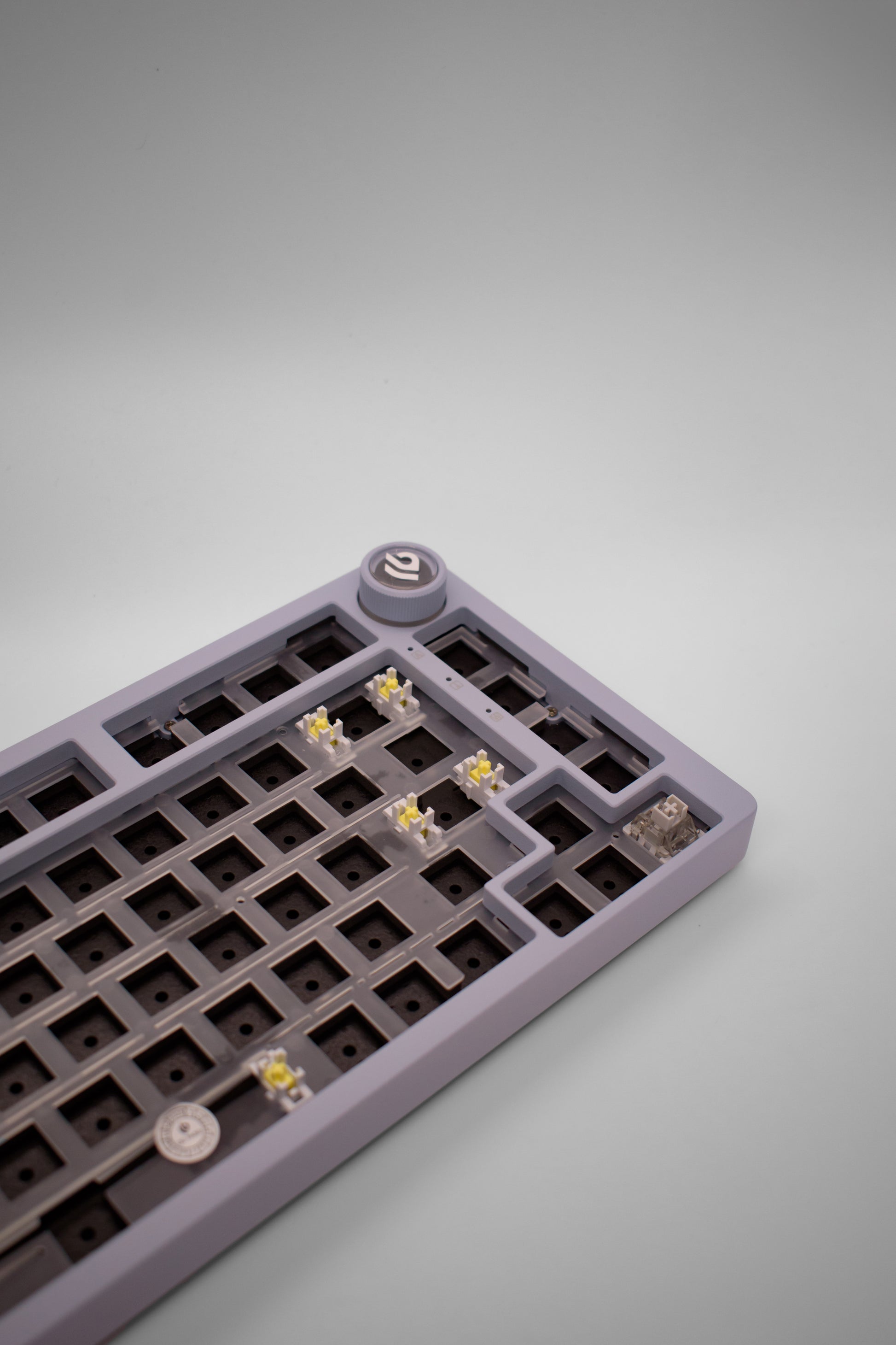 Leobog HI75C Pro, 75% Компактна Алуминиева Механична Клавиатура с Алуминиево Копче за Регулиране на Силата на Звука (Barebones) - TypeHero