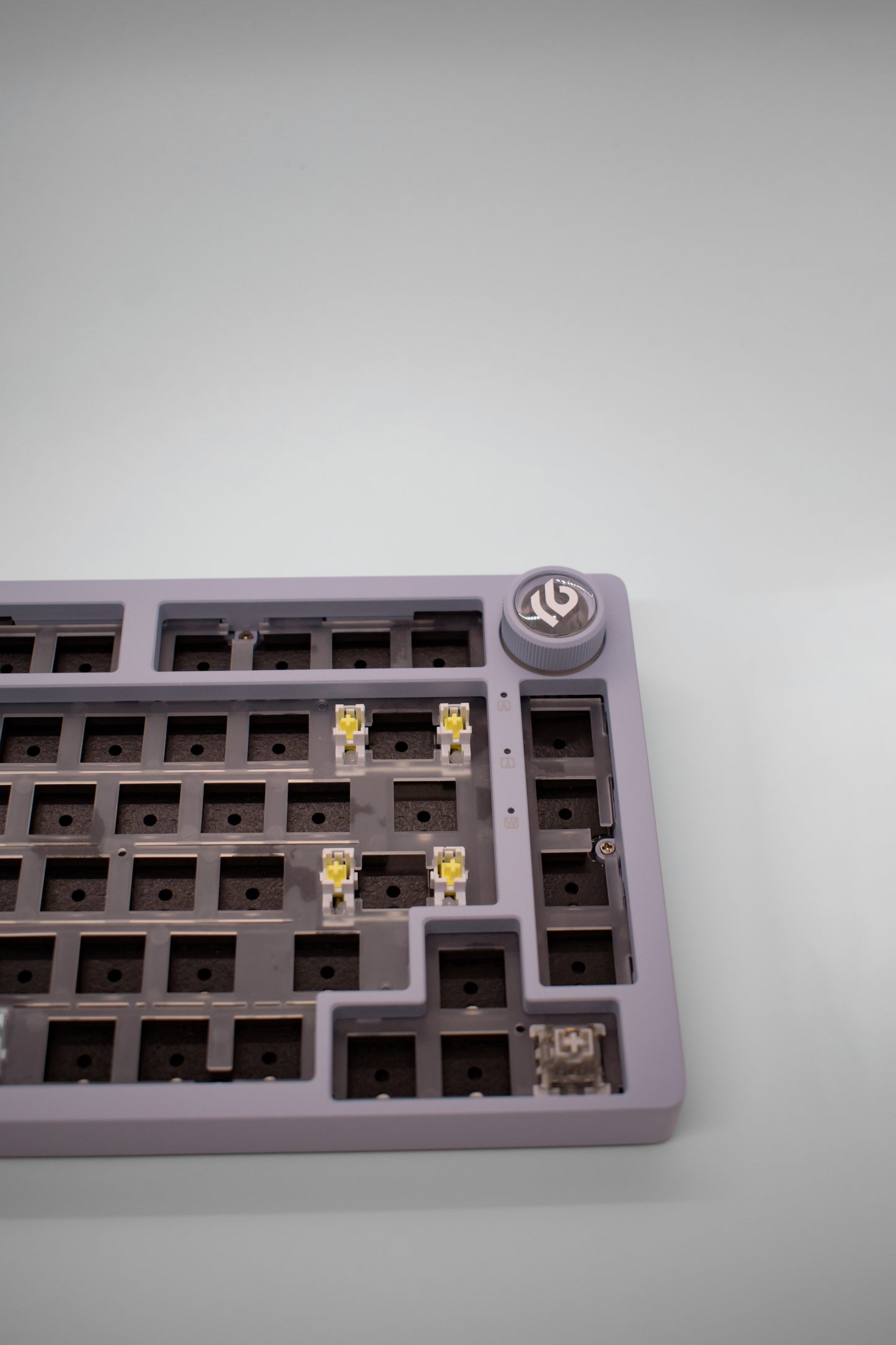 Leobog HI75C Pro, 75% Компактна Алуминиева Механична Клавиатура с Алуминиево Копче за Регулиране на Силата на Звука (Barebones) - TypeHero