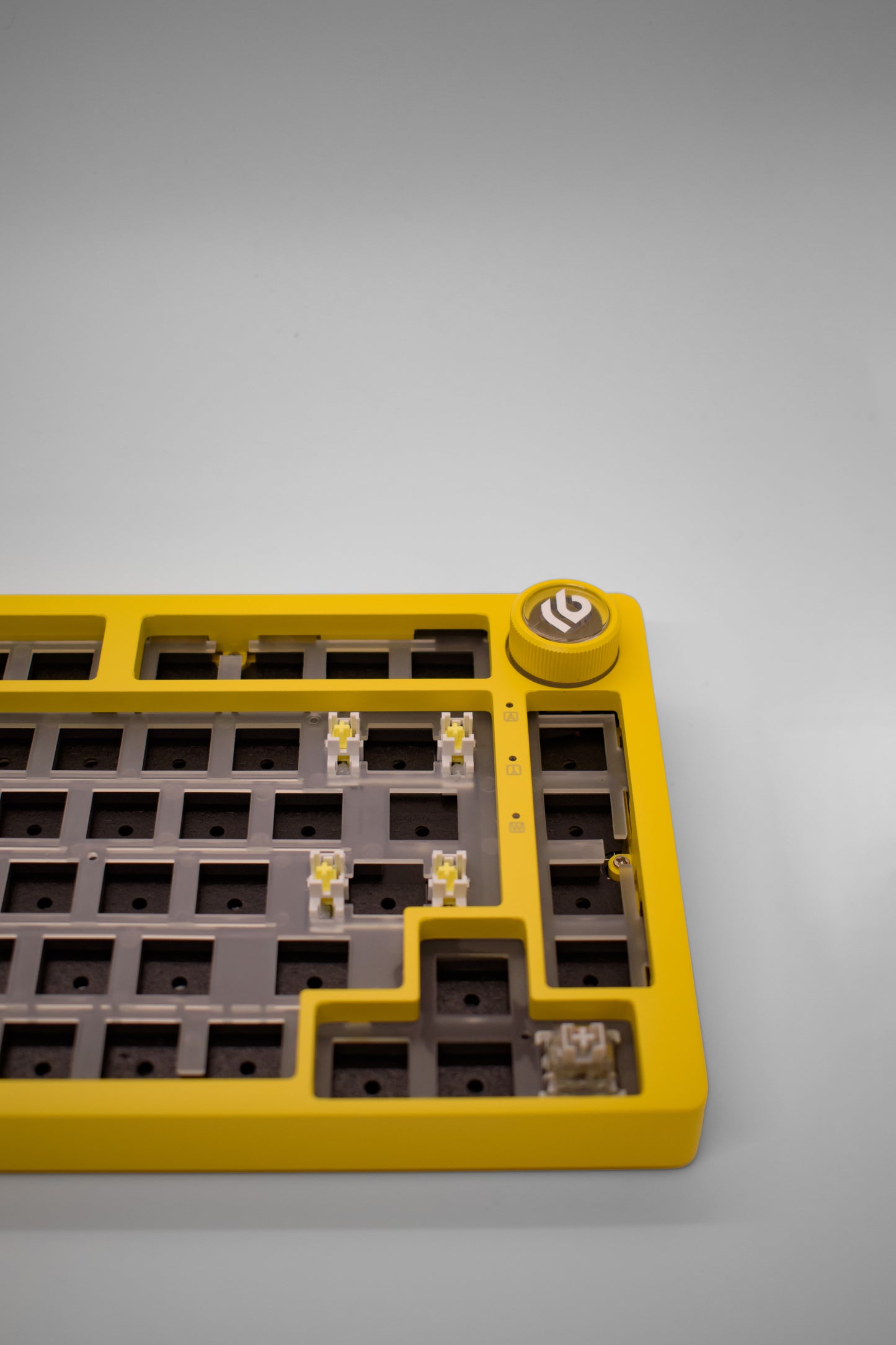 Leobog HI75C Pro, 75% Компактна Алуминиева Механична Клавиатура с Алуминиево Копче за Регулиране на Силата на Звука (Barebones) - TypeHero