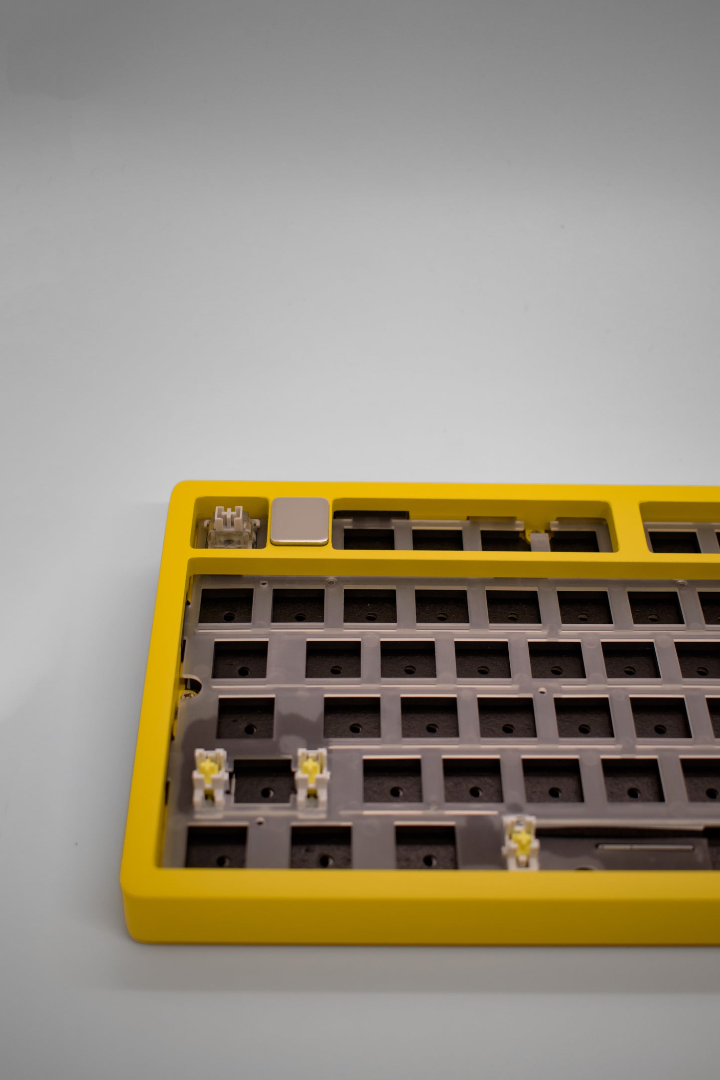 Leobog HI75C Pro, 75% Компактна Алуминиева Механична Клавиатура с Алуминиево Копче за Регулиране на Силата на Звука (Barebones) - TypeHero