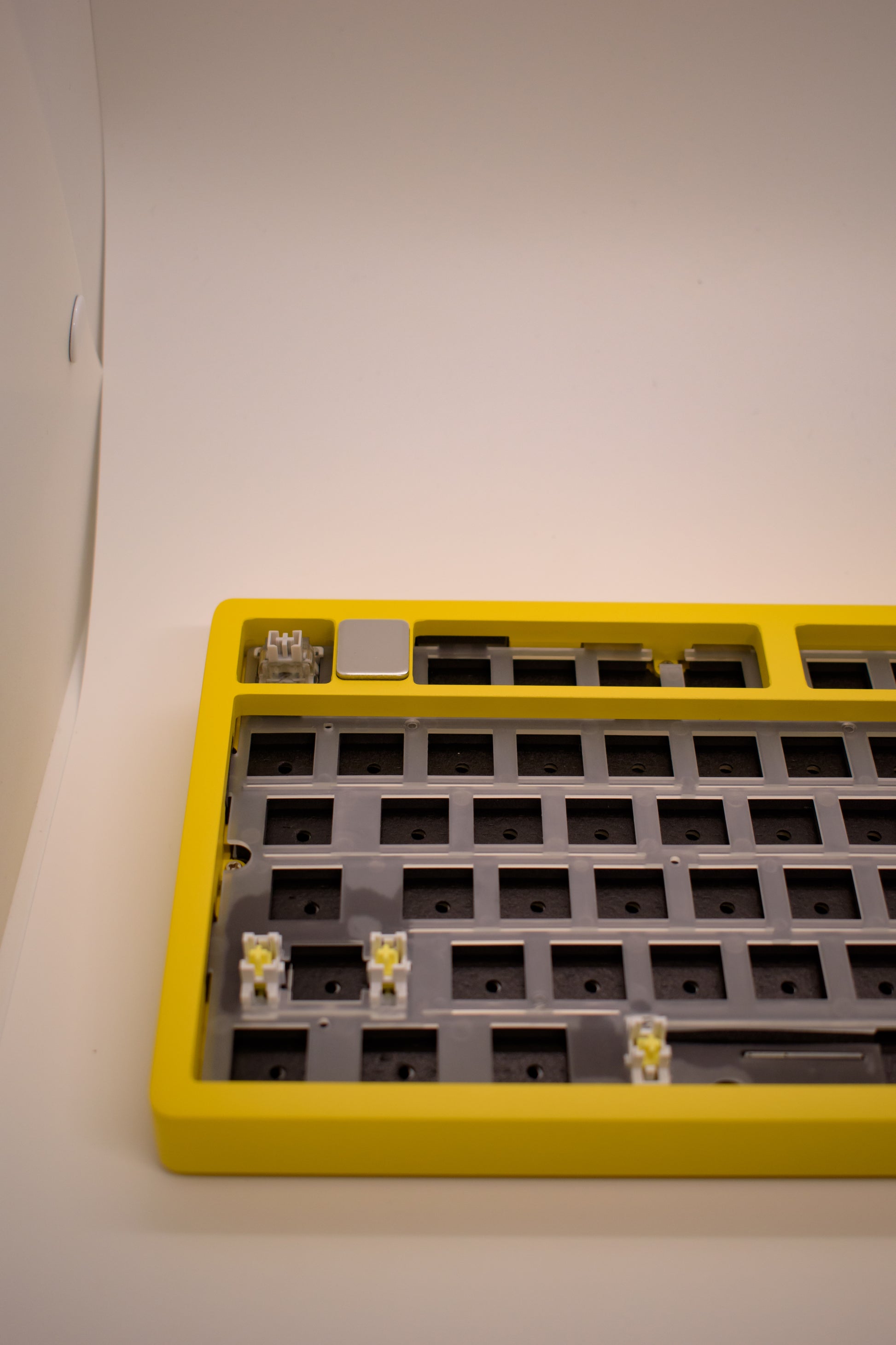 Leobog HI75C Pro, 75% Компактна Алуминиева Механична Клавиатура с Алуминиево Копче за Регулиране на Силата на Звука (Barebones) - TypeHero