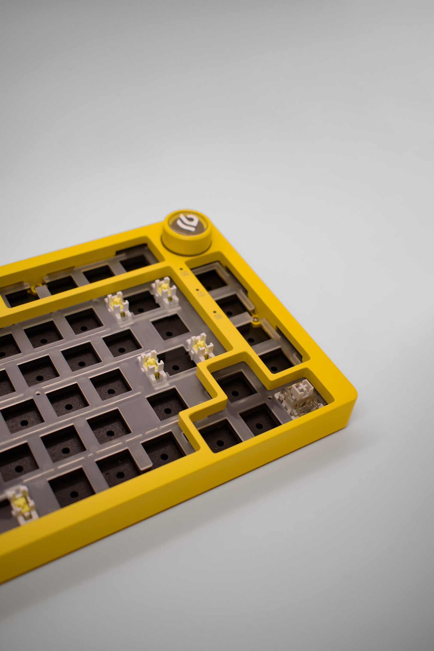 Leobog HI75C Pro, 75% Компактна Алуминиева Механична Клавиатура с Алуминиево Копче за Регулиране на Силата на Звука (Barebones) - TypeHero