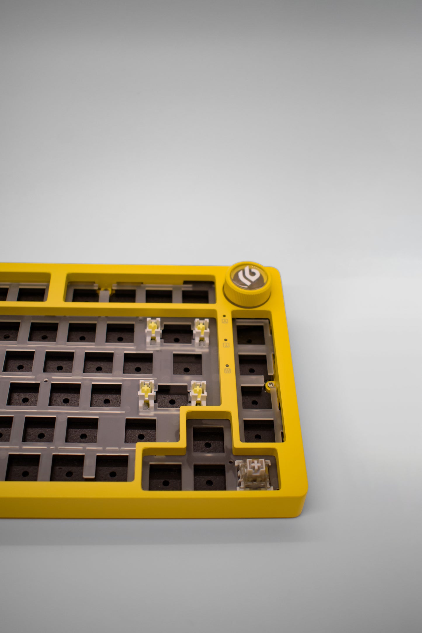 Leobog HI75C Pro, 75% Компактна Алуминиева Механична Клавиатура с Алуминиево Копче за Регулиране на Силата на Звука (Barebones) - TypeHero