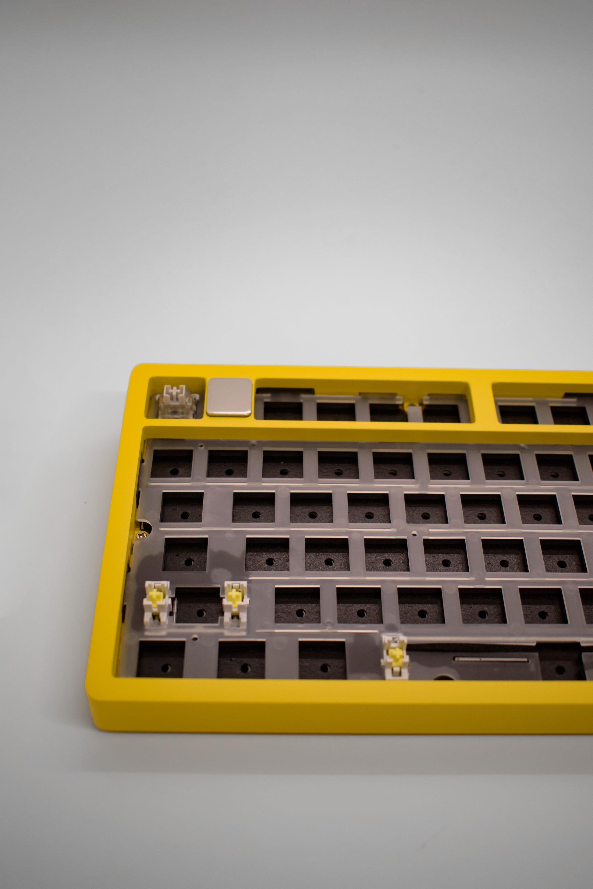 Leobog HI75C Pro, 75% Компактна Алуминиева Механична Клавиатура с Алуминиево Копче за Регулиране на Силата на Звука (Barebones) - TypeHero