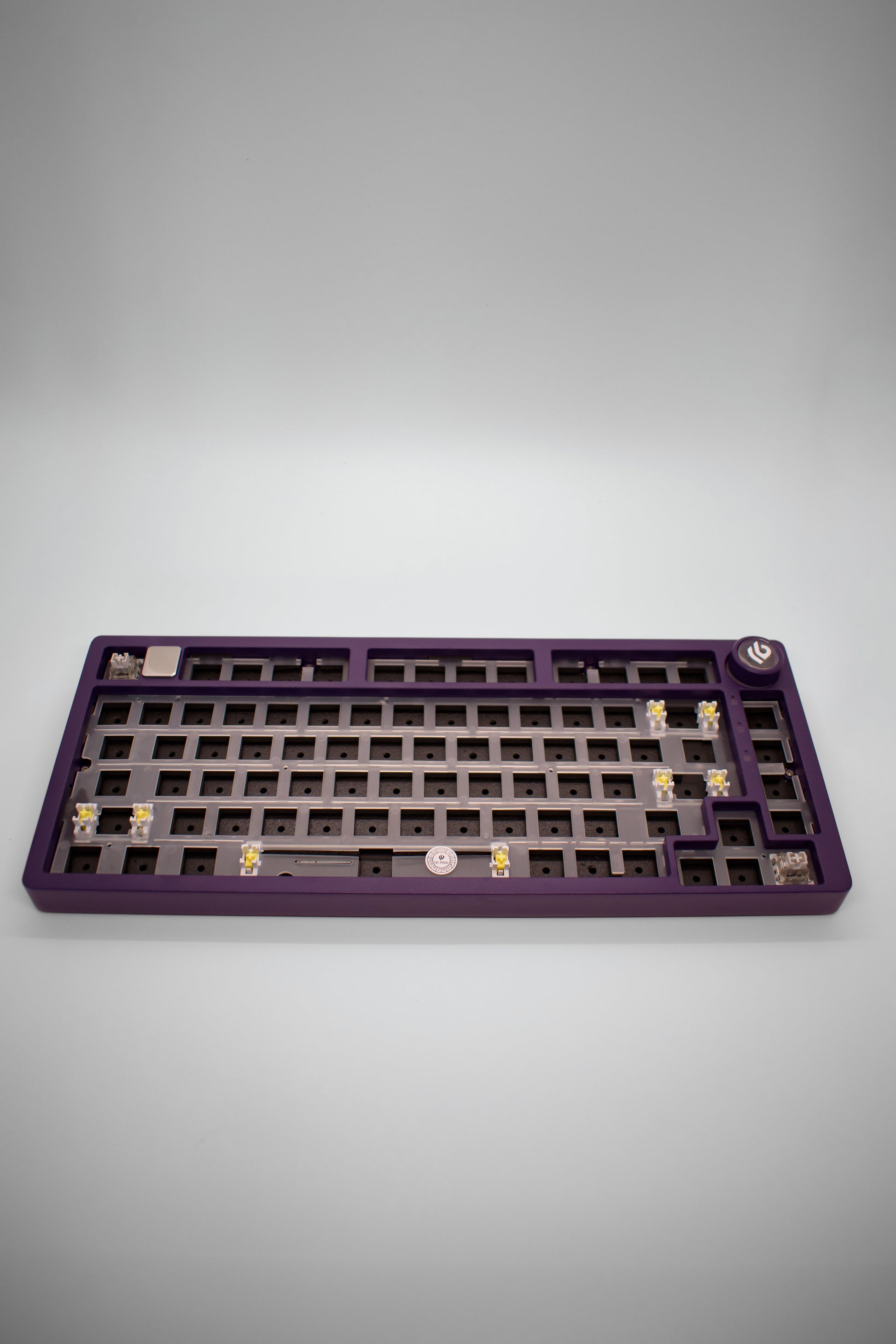 Leobog HI75C Pro, 75% Компактна Алуминиева Механична Клавиатура с Алуминиево Копче за Регулиране на Силата на Звука (Barebones) - TypeHero