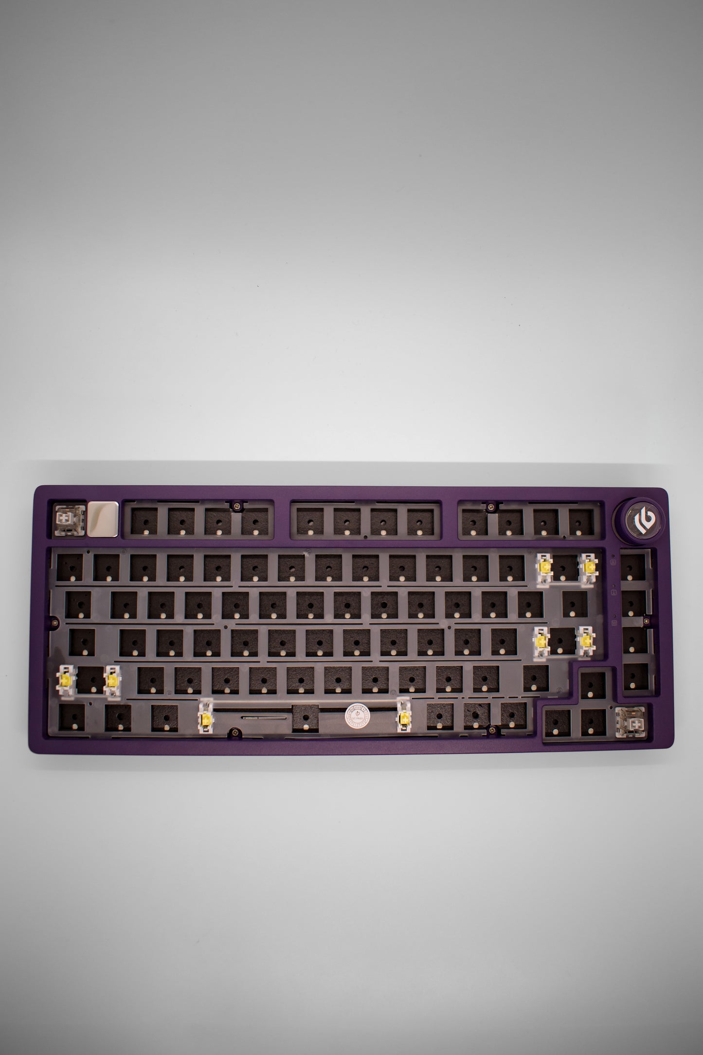 Leobog HI75C Pro, 75% Компактна Алуминиева Механична Клавиатура с Алуминиево Копче за Регулиране на Силата на Звука (Barebones) - TypeHero