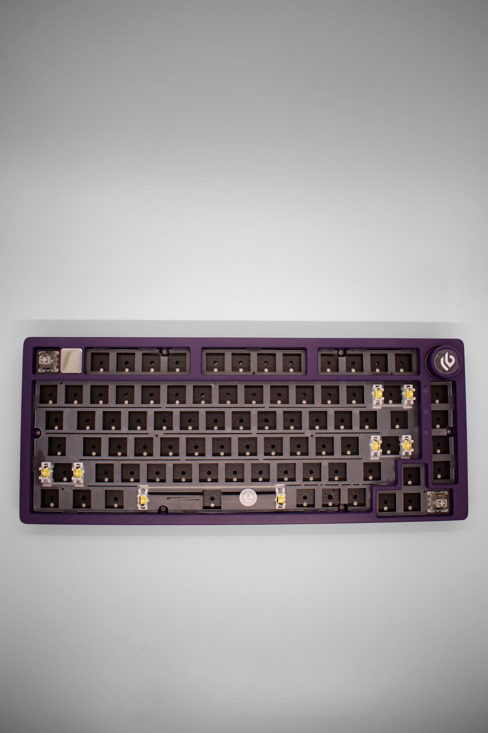 Leobog HI75C Pro, 75% Компактна Алуминиева Механична Клавиатура с Алуминиево Копче за Регулиране на Силата на Звука (Barebones) - TypeHero