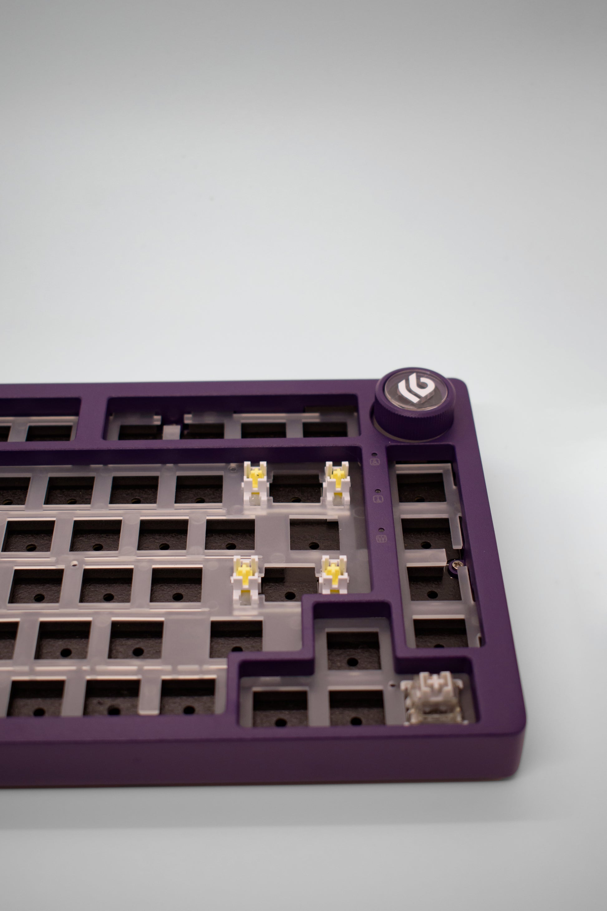 Leobog HI75C Pro, 75% Компактна Алуминиева Механична Клавиатура с Алуминиево Копче за Регулиране на Силата на Звука (Barebones) - TypeHero