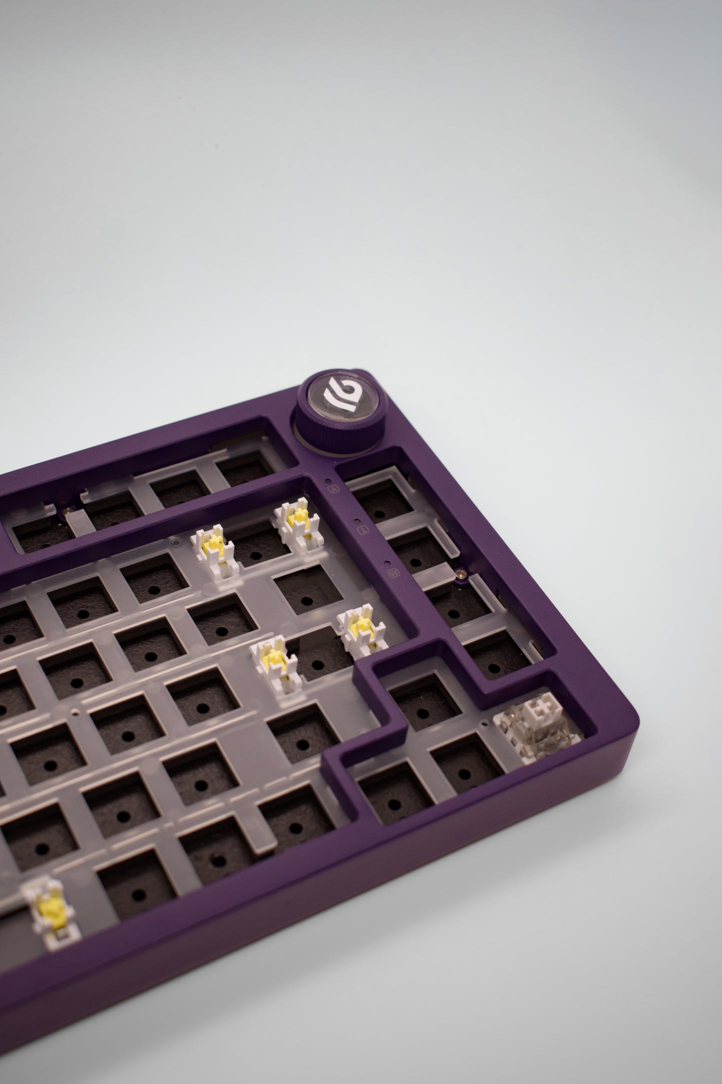 Leobog HI75C Pro, 75% Компактна Алуминиева Механична Клавиатура с Алуминиево Копче за Регулиране на Силата на Звука (Barebones) - TypeHero