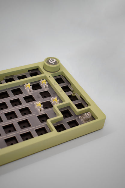 Leobog HI75C Pro, 75% Компактна Алуминиева Механична Клавиатура с Алуминиево Копче за Регулиране на Силата на Звука (Barebones) - TypeHero