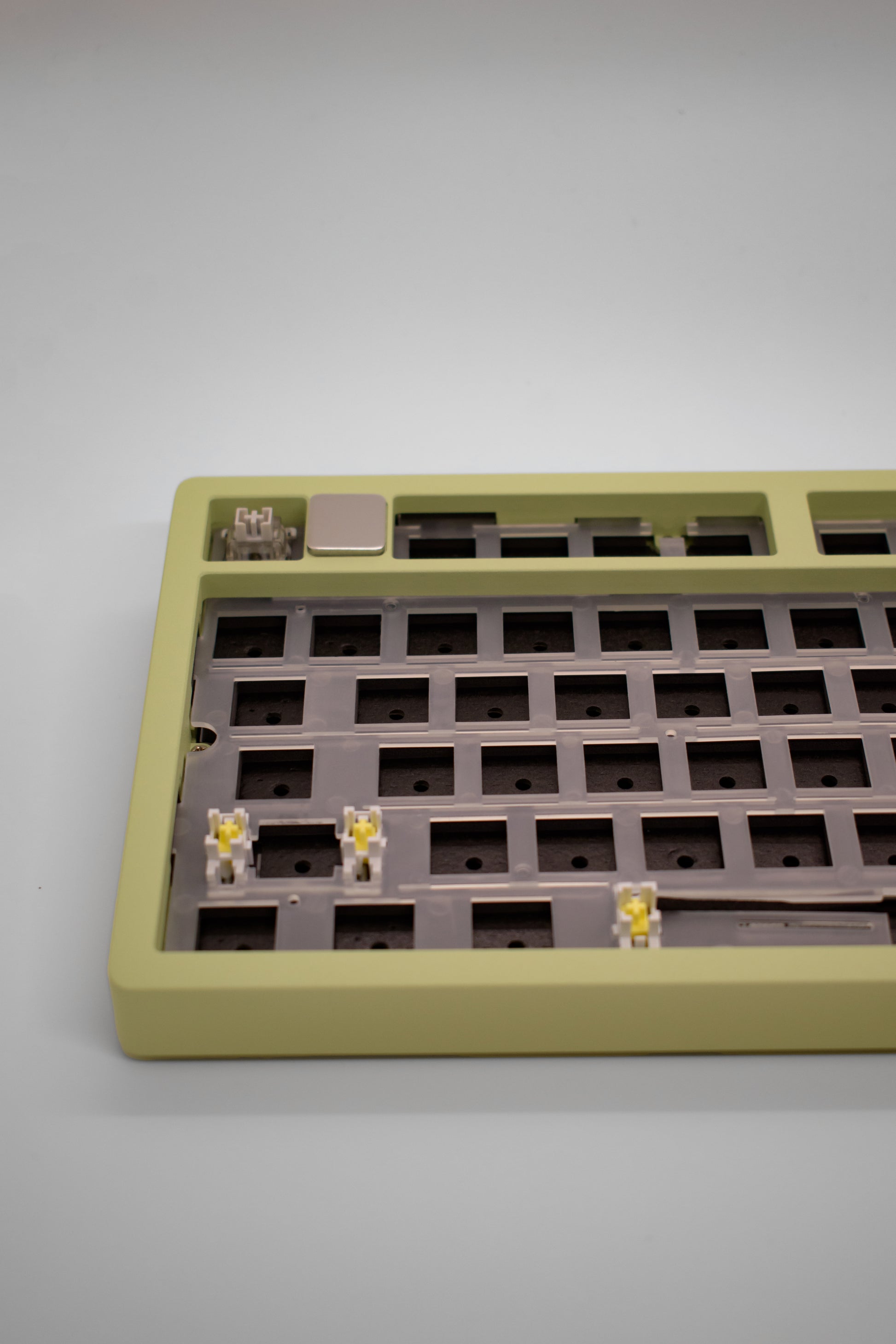 Leobog HI75C Pro, 75% Компактна Алуминиева Механична Клавиатура с Алуминиево Копче за Регулиране на Силата на Звука (Barebones) - TypeHero