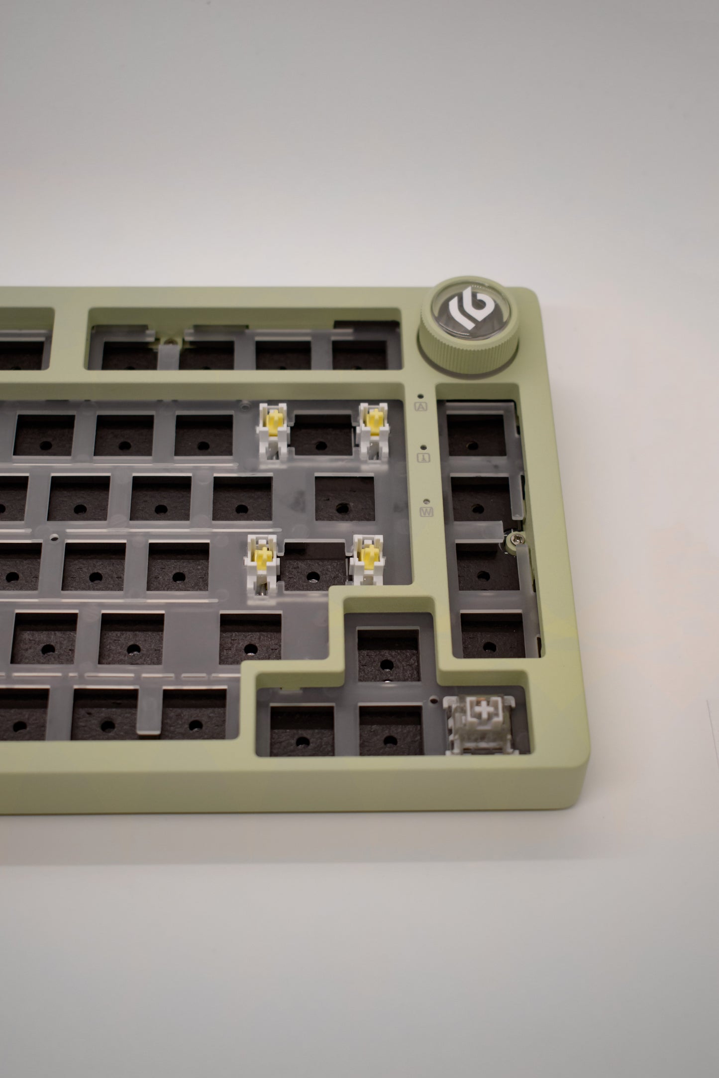 Leobog HI75C Pro, 75% Компактна Алуминиева Механична Клавиатура с Алуминиево Копче за Регулиране на Силата на Звука (Barebones) - TypeHero