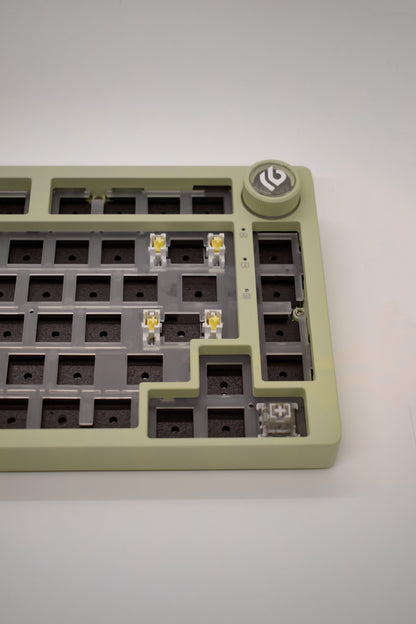 Leobog HI75C Pro, 75% Компактна Алуминиева Механична Клавиатура с Алуминиево Копче за Регулиране на Силата на Звука (Barebones) - TypeHero