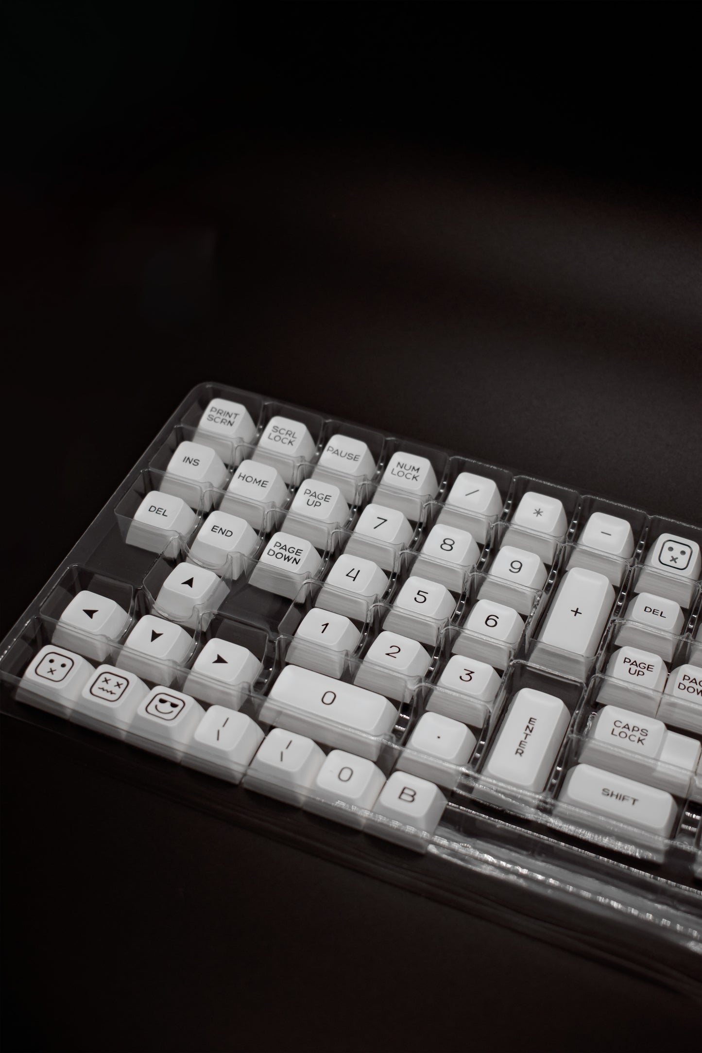 Black on White SA Profile Keycaps Капачки за Механична Клавиатура - TypeHero