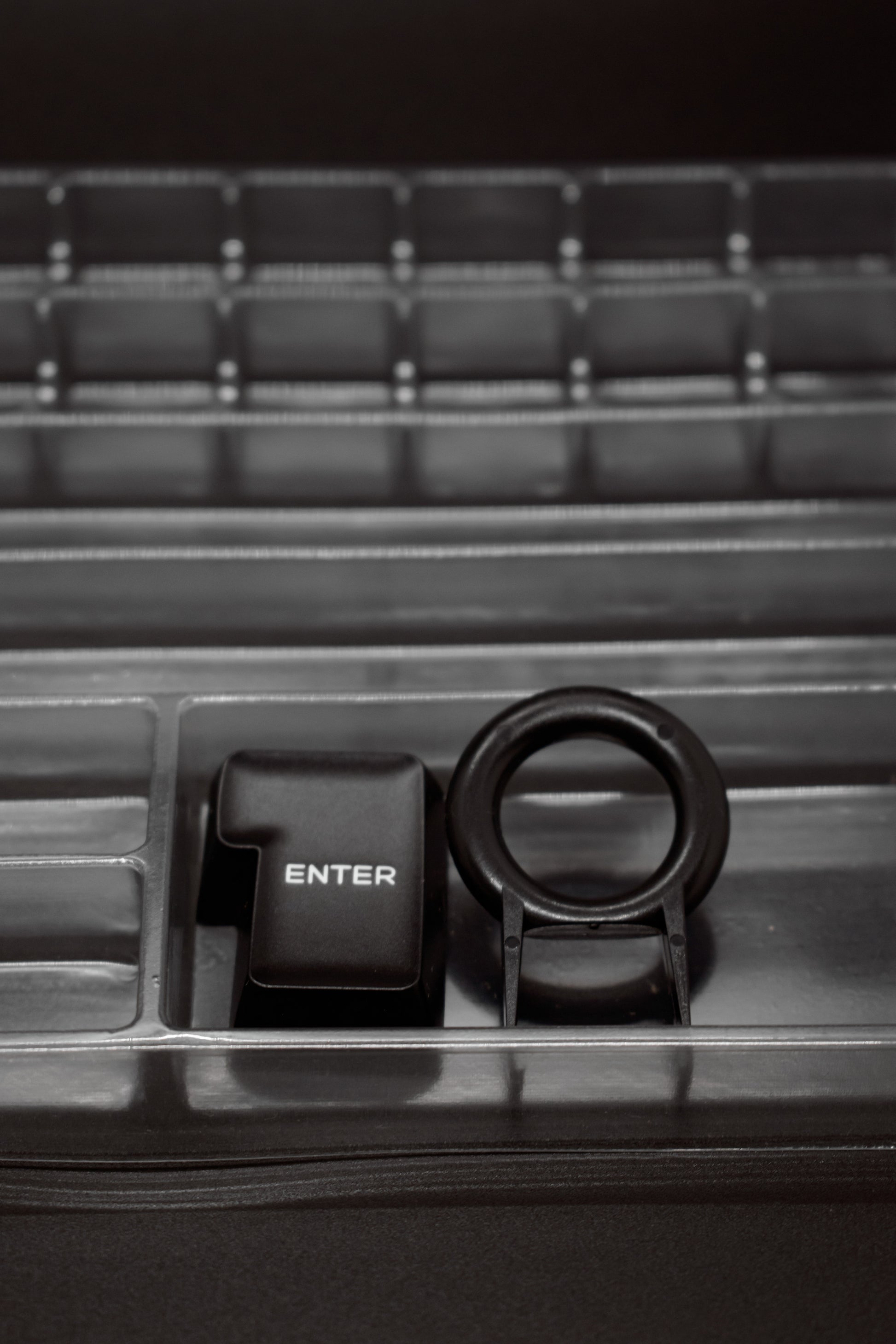 Black on White SA Profile Keycaps Капачки за Механична Клавиатура - TypeHero